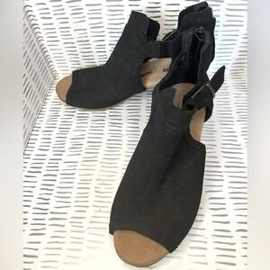 Clarks Valarie Womens 8 Black Suede Perforated Peep Toe Block Heel Sandal Bootie